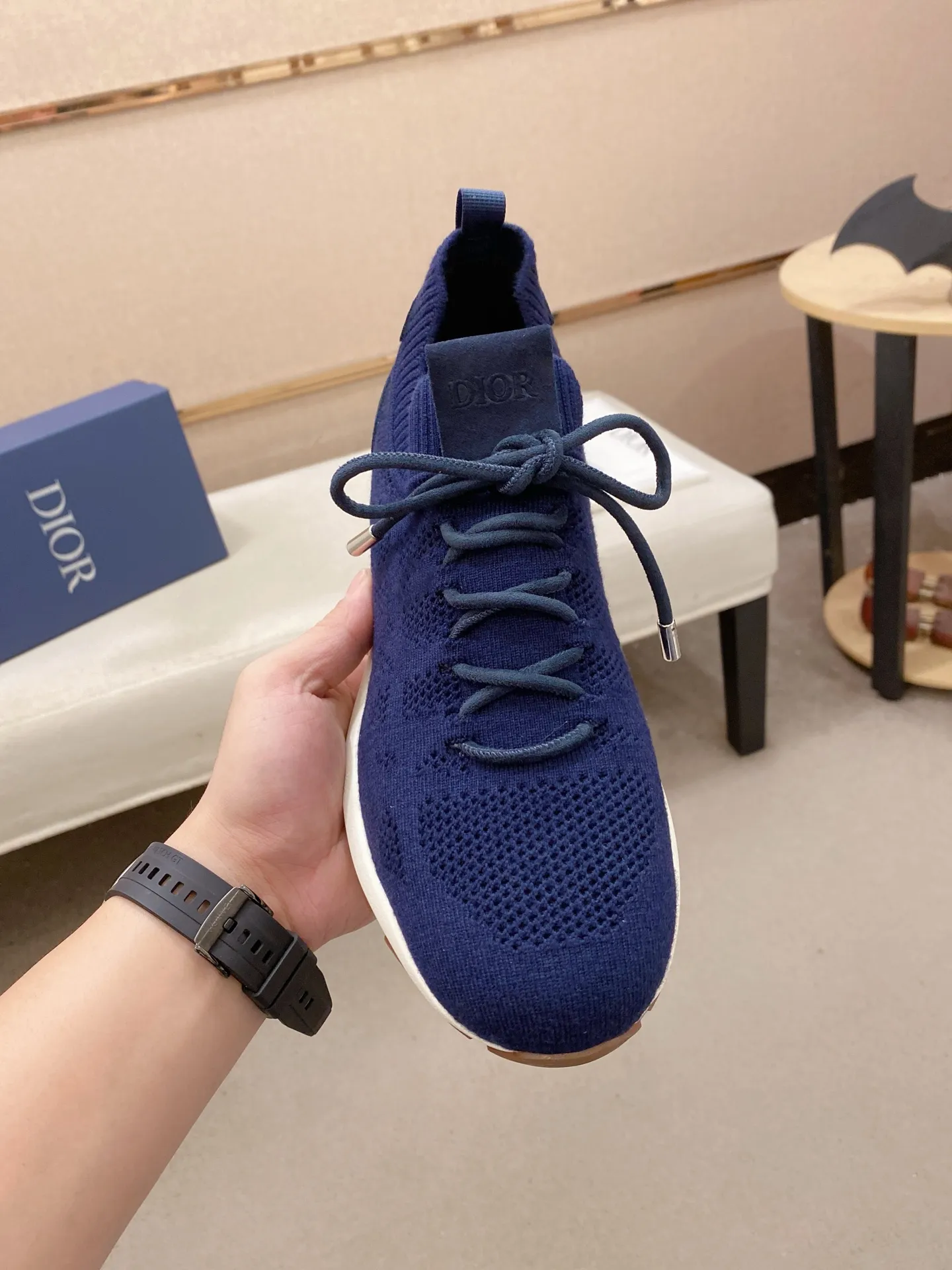 Factory price: 420💰Dior's latest men's fashion sneakers. This item draws inspiration from retro jogging shoes. Featuring a thick, low-top design, it features a mesh fabric upper and an ultra-light rubber foam sole. The side is decorated with an embossed "Di~r" logo. Code number: 39-44 (order 38, 45, 46)